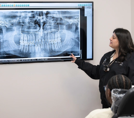 Digital X-ray imaging system displaying a dental radiograph