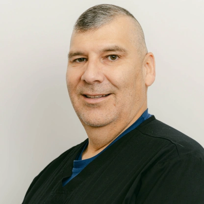 Portrait of our team member Ismael